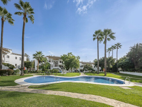 FOR SALE 🏡 Refurbished Garden Apartment in a Gated Community – Nueva Andalucía, Marbella 🇪🇸