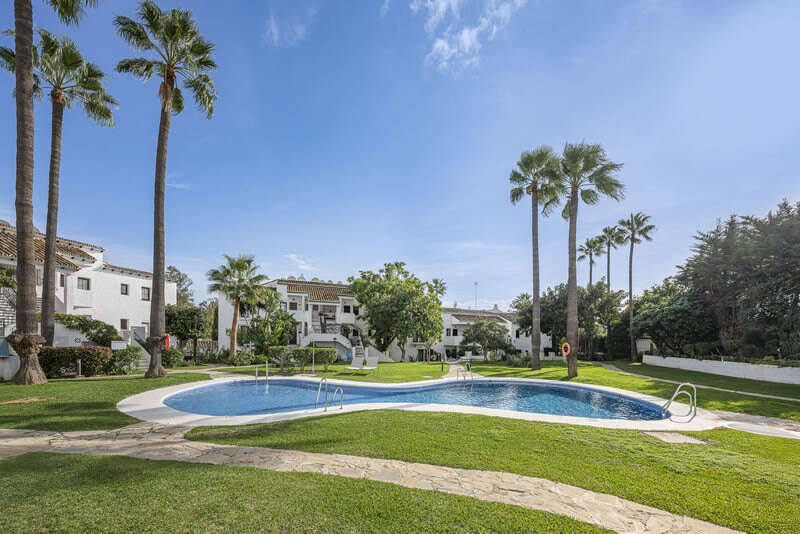 FOR SALE 🏡 Refurbished Garden Apartment in a Gated Community – Nueva Andalucía, Marbella 🇪🇸