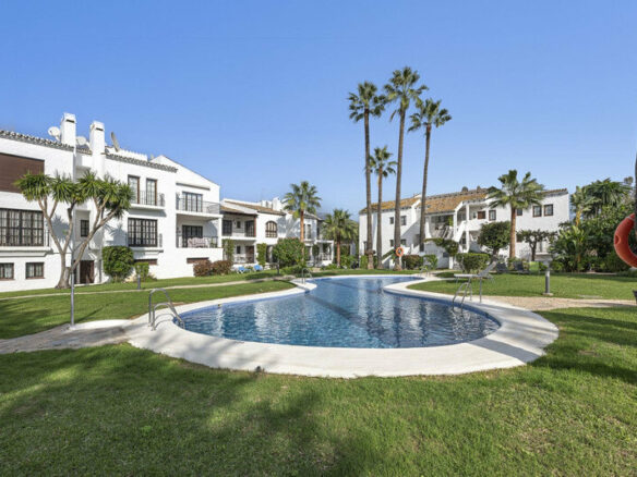 FOR SALE 🏡 Refurbished Garden Apartment in a Gated Community – Nueva Andalucía, Marbella 🇪🇸