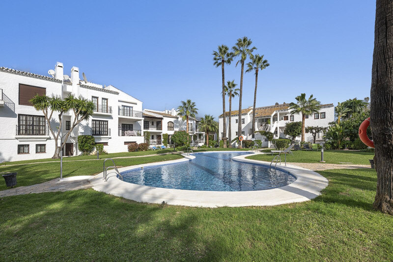 FOR SALE 🏡 Refurbished Garden Apartment in a Gated Community – Nueva Andalucía, Marbella 🇪🇸