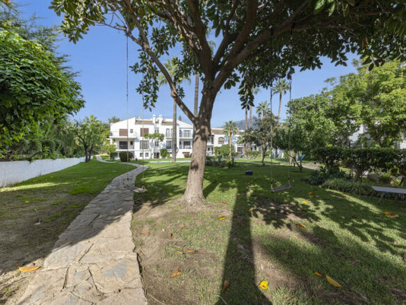 FOR SALE 🏡 Refurbished Garden Apartment in a Gated Community – Nueva Andalucía, Marbella 🇪🇸