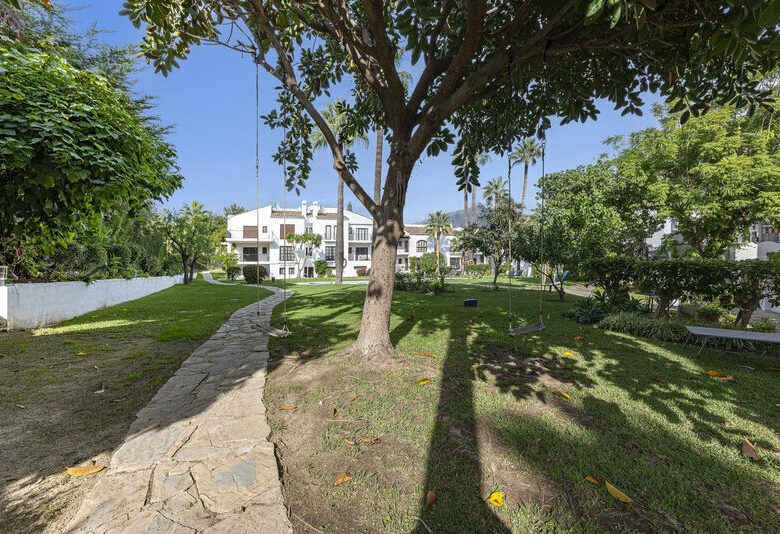 FOR SALE 🏡 Refurbished Garden Apartment in a Gated Community – Nueva Andalucía, Marbella 🇪🇸