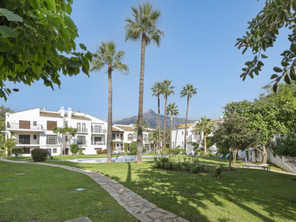 FOR SALE 🏡 Refurbished Garden Apartment in a Gated Community – Nueva Andalucía, Marbella 🇪🇸