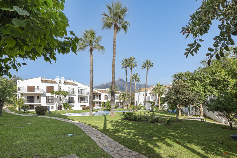 FOR SALE 🏡 Refurbished Garden Apartment in a Gated Community – Nueva Andalucía, Marbella 🇪🇸