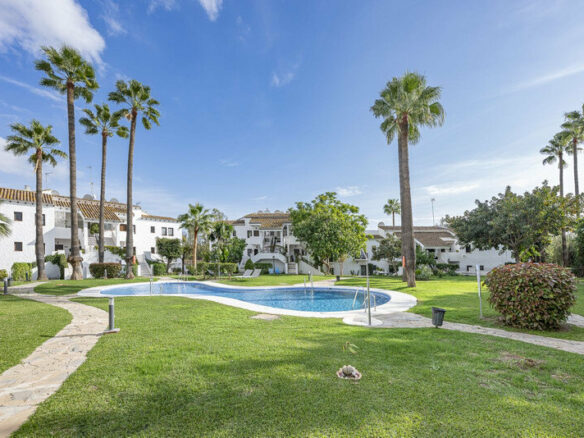 FOR SALE 🏡 Refurbished Garden Apartment in a Gated Community – Nueva Andalucía, Marbella 🇪🇸