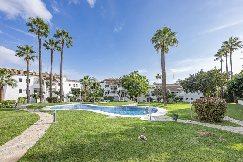 FOR SALE 🏡 Refurbished Garden Apartment in a Gated Community – Nueva Andalucía, Marbella 🇪🇸