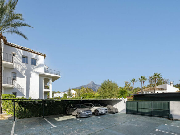 FOR SALE 🏡 Refurbished Garden Apartment in a Gated Community – Nueva Andalucía, Marbella 🇪🇸