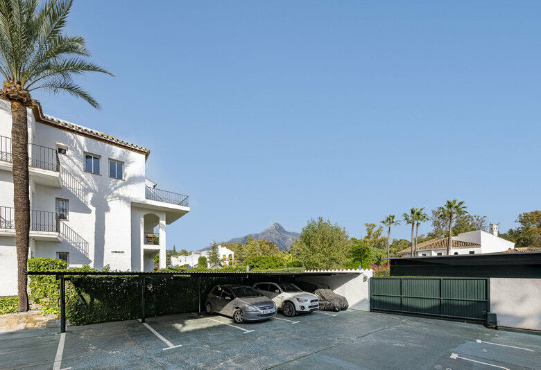FOR SALE 🏡 Refurbished Garden Apartment in a Gated Community – Nueva Andalucía, Marbella 🇪🇸