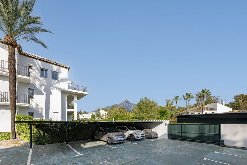 FOR SALE 🏡 Refurbished Garden Apartment in a Gated Community – Nueva Andalucía, Marbella 🇪🇸