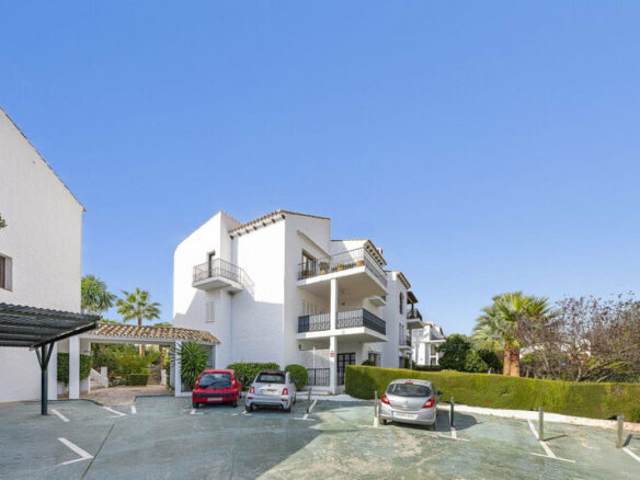 FOR SALE 🏡 Refurbished Garden Apartment in a Gated Community – Nueva Andalucía, Marbella 🇪🇸