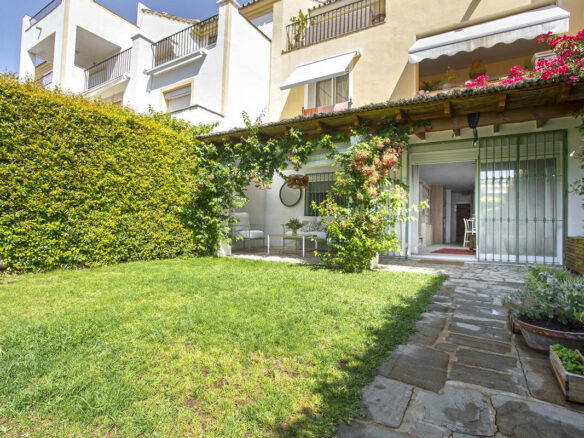 FOR SALE 🏡 Renovated Garden Apartment with Tourist Licence Opposite the Shopping Centre – Guadalmina Alta, San Pedro 🇪🇸