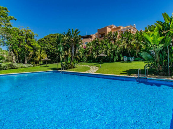 FOR SALE 🏡 Renovated Garden Apartment with Tourist Licence Opposite the Shopping Centre – Guadalmina Alta, San Pedro 🇪🇸