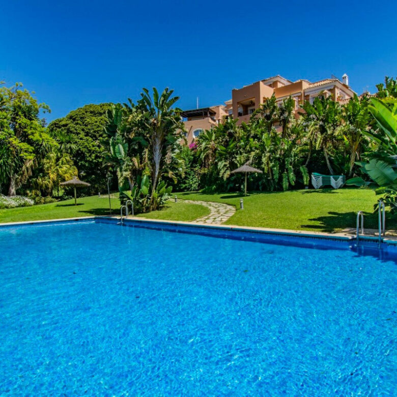 FOR SALE 🏡 Renovated Garden Apartment with Tourist Licence Opposite the Shopping Centre – Guadalmina Alta, San Pedro 🇪🇸