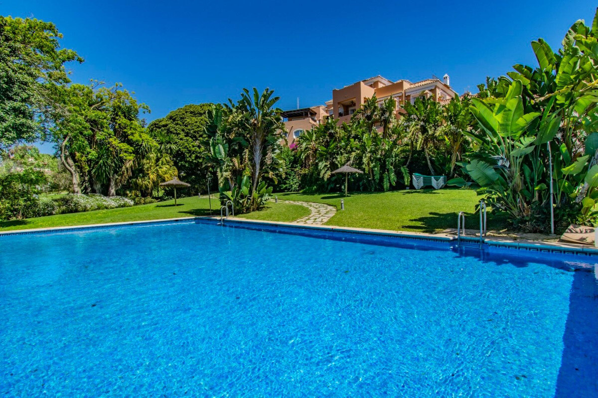 FOR SALE 🏡 Renovated Garden Apartment with Tourist Licence Opposite the Shopping Centre – Guadalmina Alta, San Pedro 🇪🇸