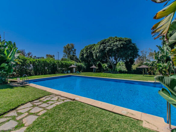 FOR SALE 🏡 Renovated Garden Apartment with Tourist Licence Opposite the Shopping Centre – Guadalmina Alta, San Pedro 🇪🇸