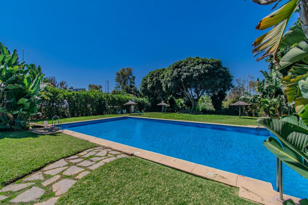FOR SALE 🏡 Renovated Garden Apartment with Tourist Licence Opposite the Shopping Centre – Guadalmina Alta, San Pedro 🇪🇸