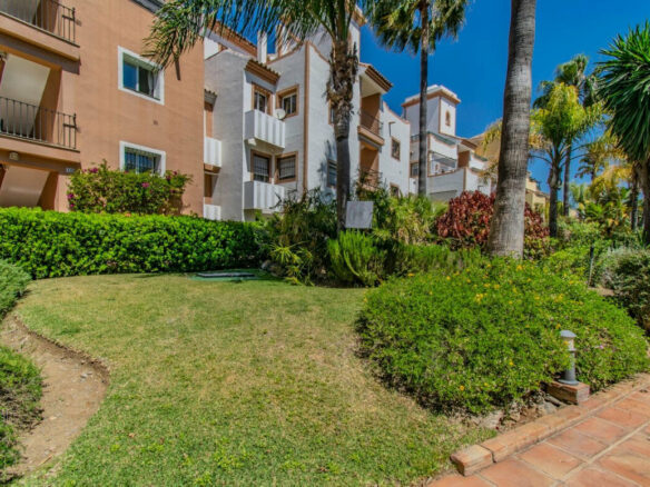 FOR SALE 🏡 Renovated Garden Apartment with Tourist Licence Opposite the Shopping Centre – Guadalmina Alta, San Pedro 🇪🇸