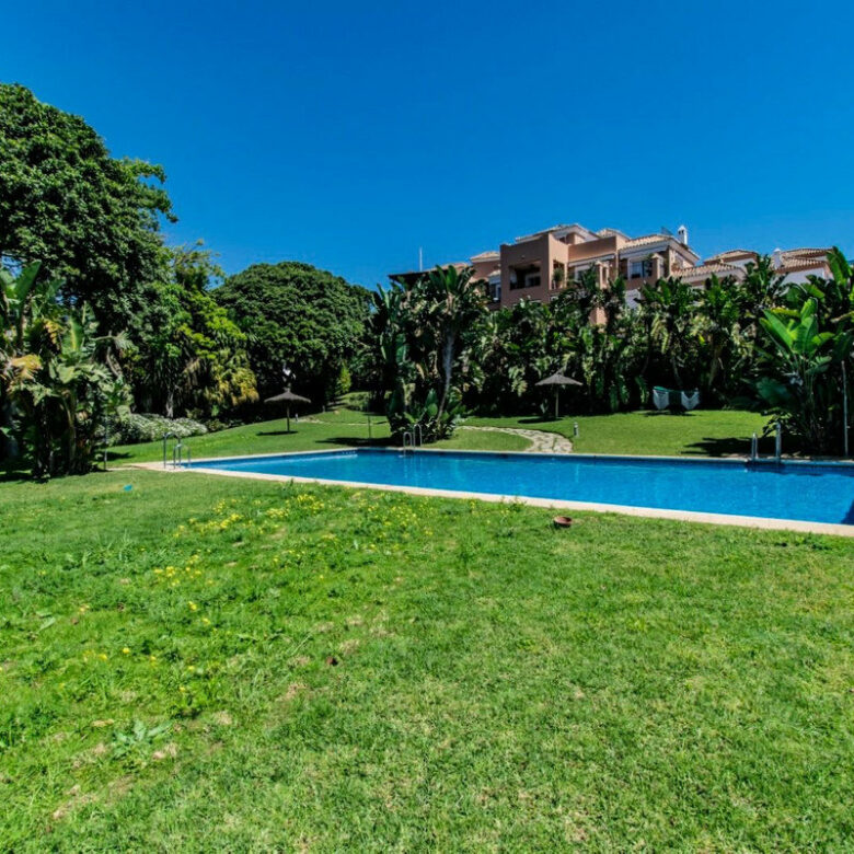 FOR SALE 🏡 Renovated Garden Apartment with Tourist Licence Opposite the Shopping Centre – Guadalmina Alta, San Pedro 🇪🇸