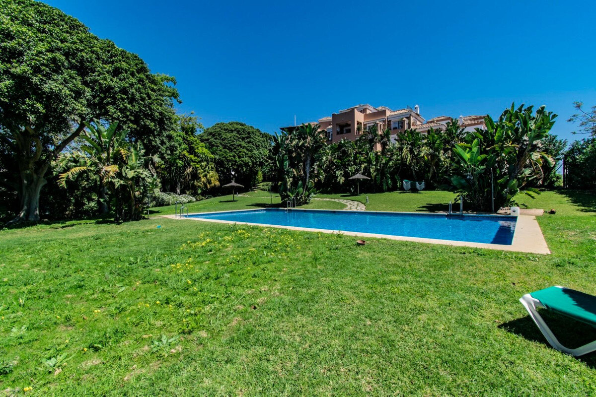 FOR SALE 🏡 Renovated Garden Apartment with Tourist Licence Opposite the Shopping Centre – Guadalmina Alta, San Pedro 🇪🇸