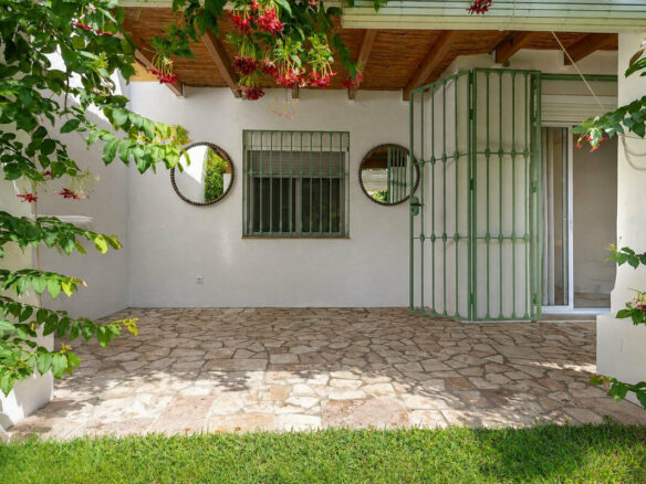 FOR SALE 🏡 Renovated Garden Apartment with Tourist Licence Opposite the Shopping Centre – Guadalmina Alta, San Pedro 🇪🇸