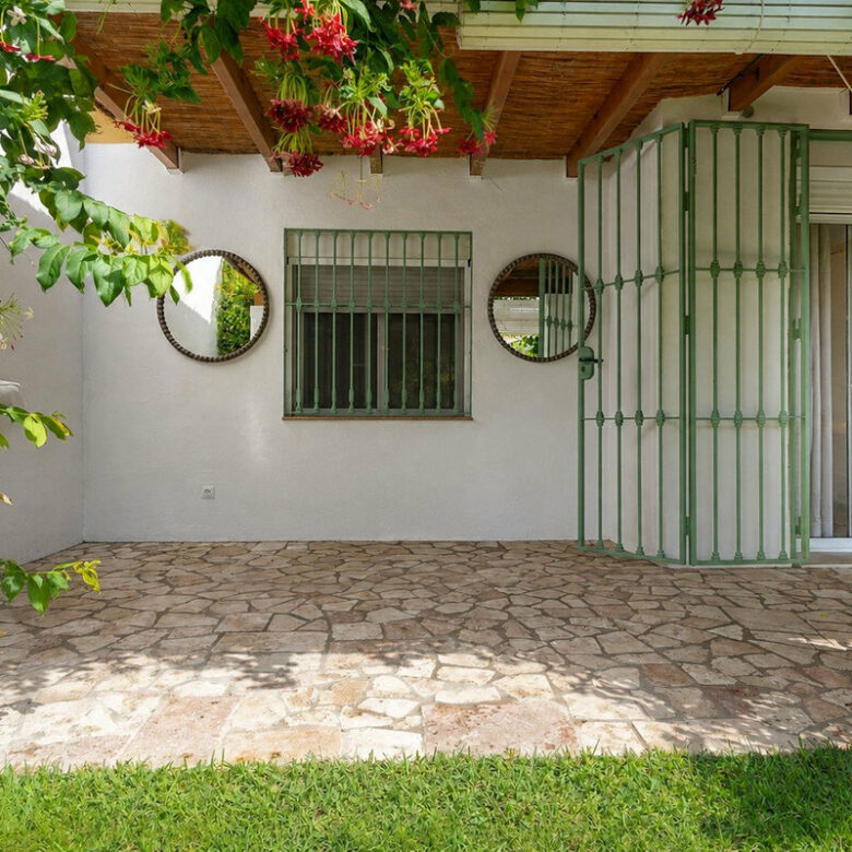 FOR SALE 🏡 Renovated Garden Apartment with Tourist Licence Opposite the Shopping Centre – Guadalmina Alta, San Pedro 🇪🇸