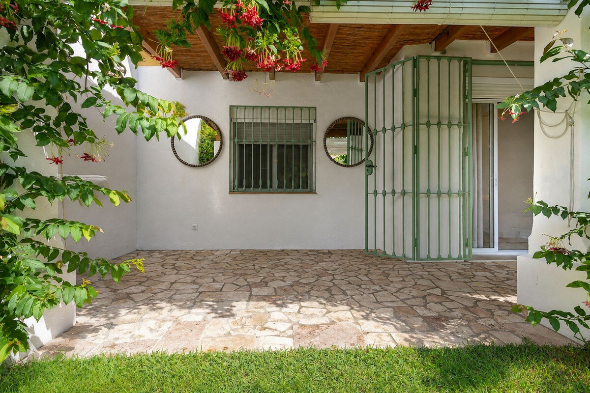 FOR SALE 🏡 Renovated Garden Apartment with Tourist Licence Opposite the Shopping Centre – Guadalmina Alta, San Pedro 🇪🇸