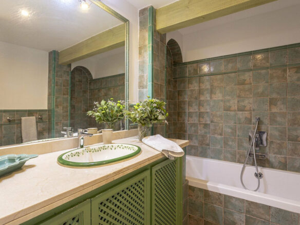 FOR SALE 🏡 Renovated Garden Apartment with Tourist Licence Opposite the Shopping Centre – Guadalmina Alta, San Pedro 🇪🇸