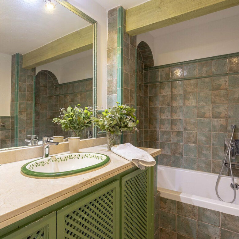 FOR SALE 🏡 Renovated Garden Apartment with Tourist Licence Opposite the Shopping Centre – Guadalmina Alta, San Pedro 🇪🇸