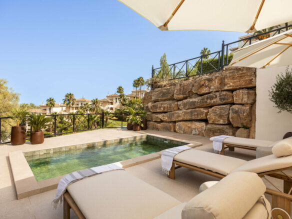 FOR SALE 🏡 Newly Renovated Ground-Floor Apartment with Private Terrace and Plunge Pool – Nueva Andalucía, Marbella 🇪🇸