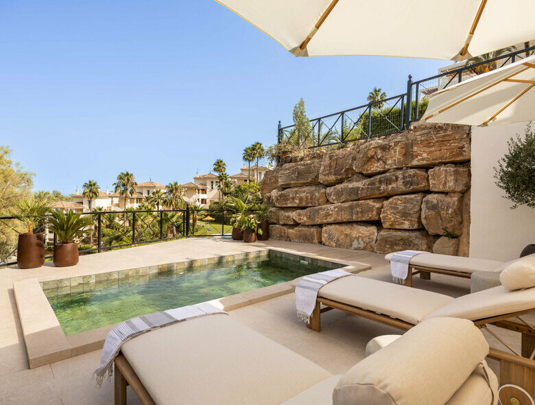 FOR SALE 🏡 Newly Renovated Ground-Floor Apartment with Private Terrace and Plunge Pool – Nueva Andalucía, Marbella 🇪🇸