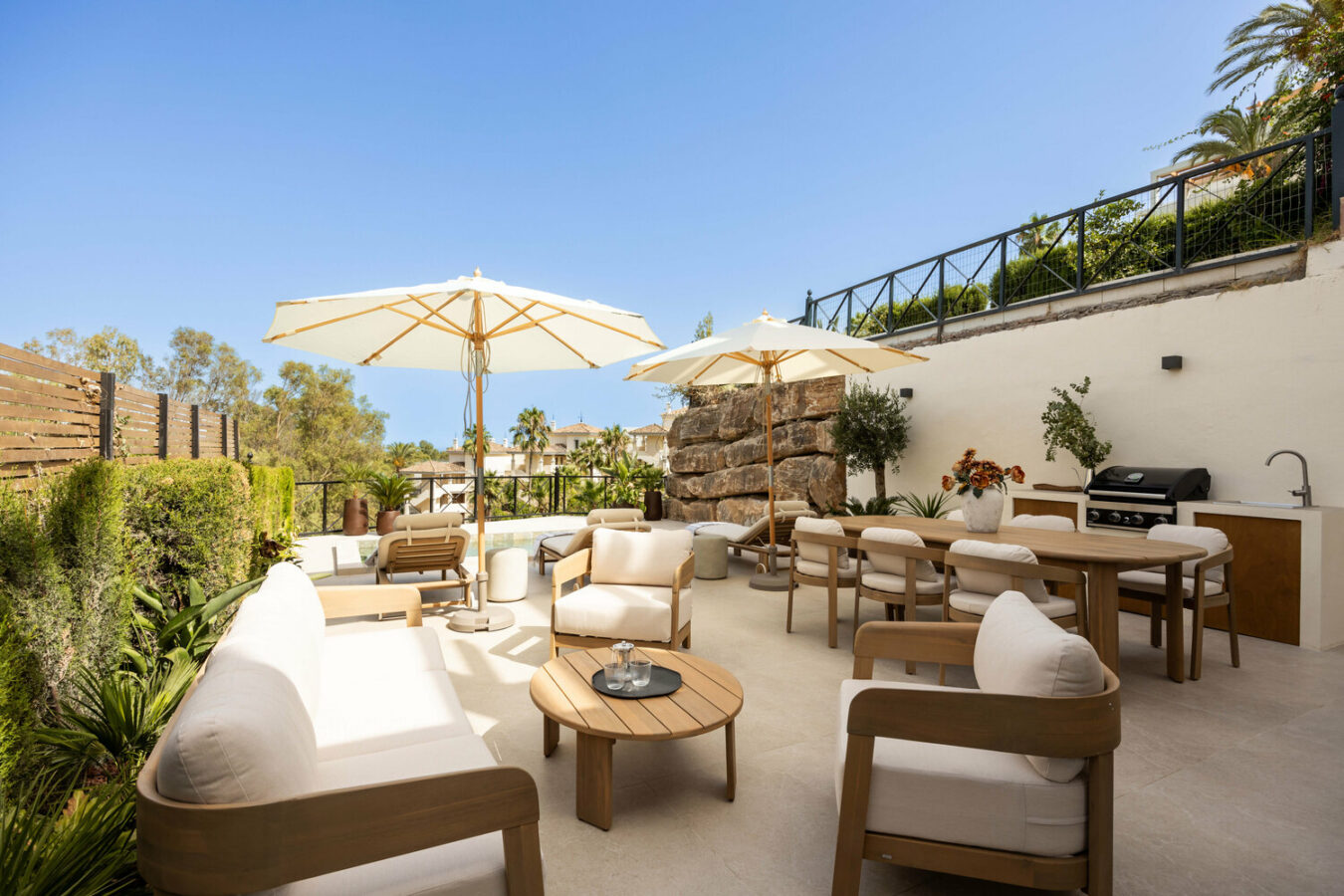 FOR SALE 🏡 Newly Renovated Ground-Floor Apartment with Private Terrace and Plunge Pool – Nueva Andalucía, Marbella 🇪🇸