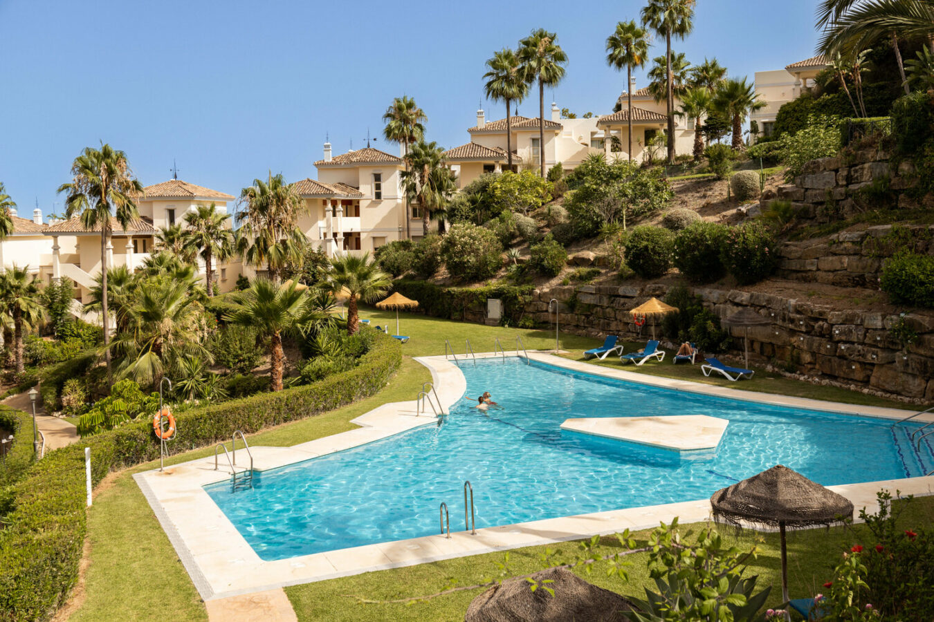 FOR SALE 🏡 Newly Renovated Ground-Floor Apartment with Private Terrace and Plunge Pool – Nueva Andalucía, Marbella 🇪🇸