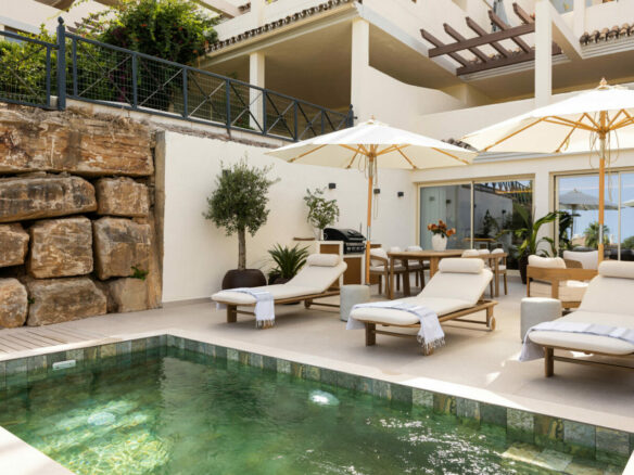 FOR SALE 🏡 Newly Renovated Ground-Floor Apartment with Private Terrace and Plunge Pool – Nueva Andalucía, Marbella 🇪🇸