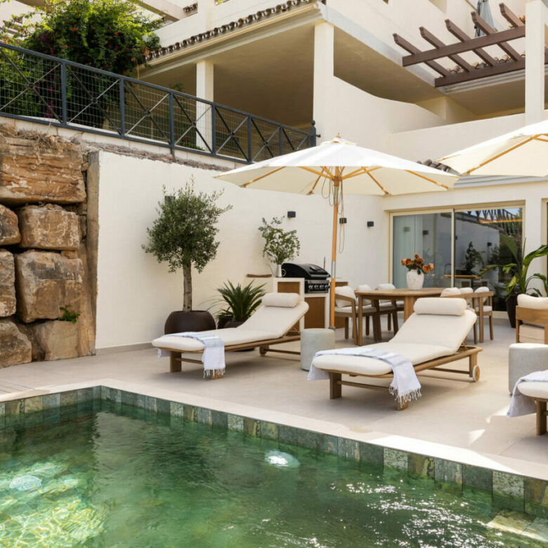 FOR SALE 🏡 Newly Renovated Ground-Floor Apartment with Private Terrace and Plunge Pool – Nueva Andalucía, Marbella 🇪🇸