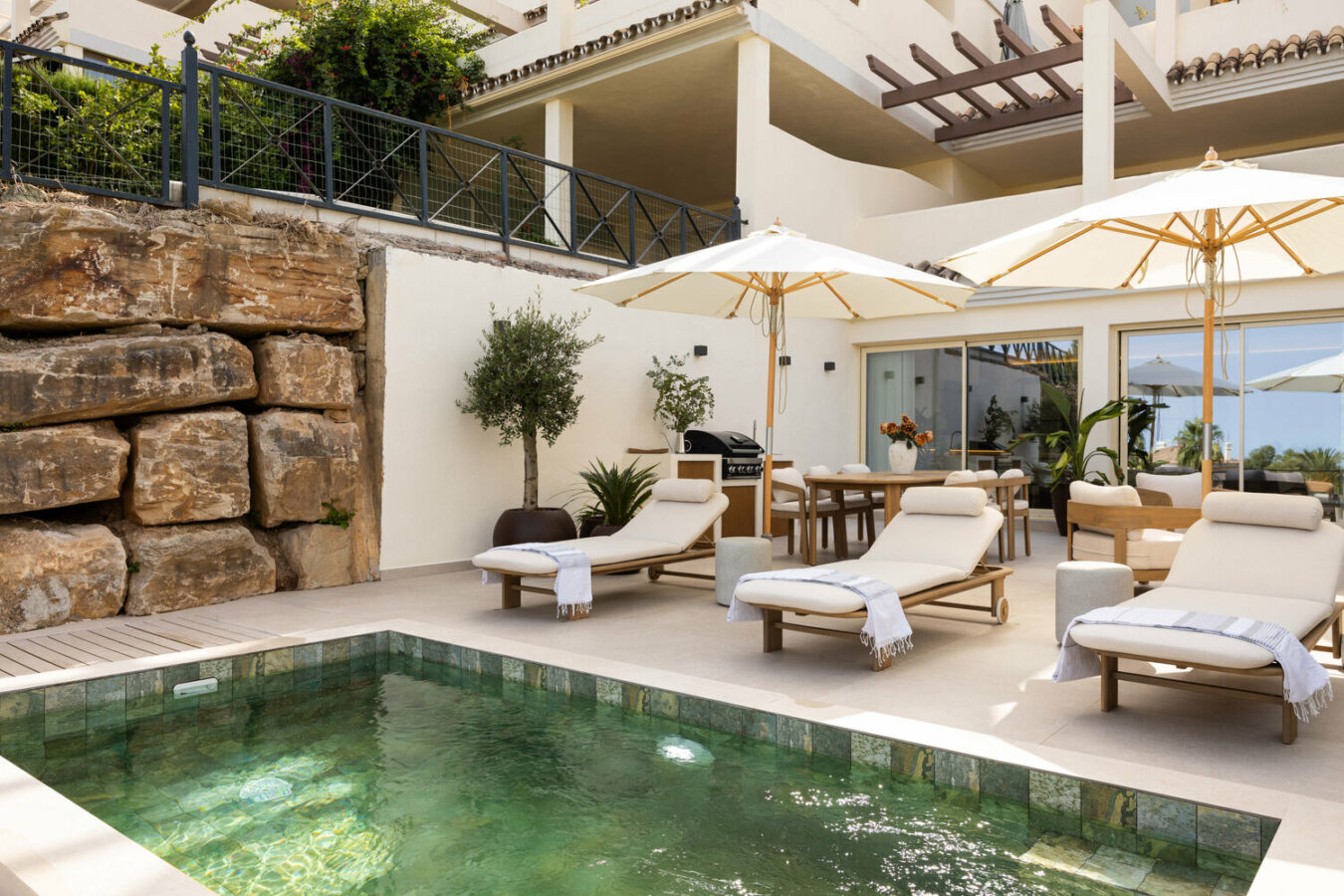 FOR SALE 🏡 Newly Renovated Ground-Floor Apartment with Private Terrace and Plunge Pool – Nueva Andalucía, Marbella 🇪🇸
