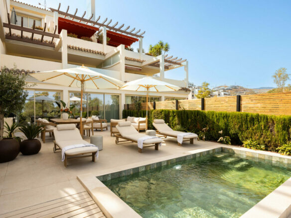 FOR SALE 🏡 Newly Renovated Ground-Floor Apartment with Private Terrace and Plunge Pool – Nueva Andalucía, Marbella 🇪🇸