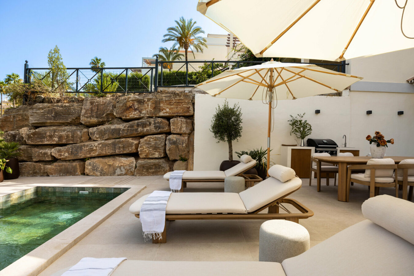 FOR SALE 🏡 Newly Renovated Ground-Floor Apartment with Private Terrace and Plunge Pool – Nueva Andalucía, Marbella 🇪🇸