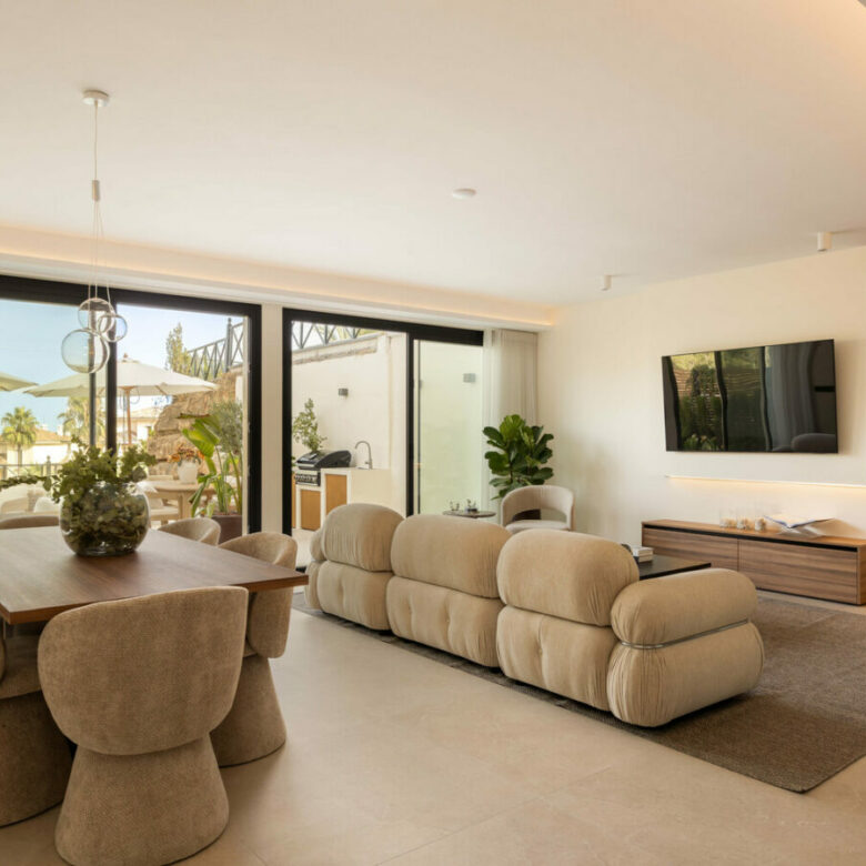FOR SALE 🏡 Newly Renovated Ground-Floor Apartment with Private Terrace and Plunge Pool – Nueva Andalucía, Marbella 🇪🇸