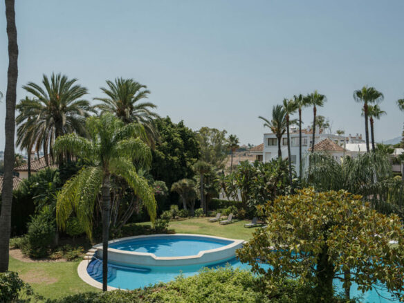 FOR SALE 🏡 Fully Renovated Garden Duplex with Private Garden next to the Golf – Los Naranjos, Nueva Andalucía, Marbella 🇪🇸