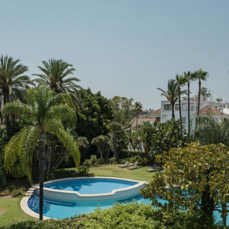 FOR SALE 🏡 Fully Renovated Garden Duplex with Private Garden next to the Golf – Los Naranjos, Nueva Andalucía, Marbella 🇪🇸