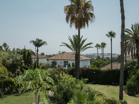 FOR SALE 🏡 Fully Renovated Garden Duplex with Private Garden next to the Golf – Los Naranjos, Nueva Andalucía, Marbella 🇪🇸