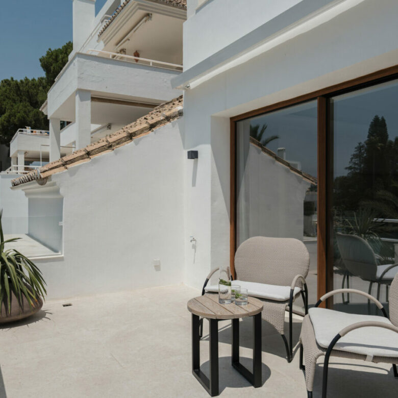 FOR SALE 🏡 Fully Renovated Garden Duplex with Private Garden next to the Golf – Los Naranjos, Nueva Andalucía, Marbella 🇪🇸