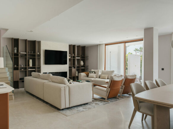 FOR SALE 🏡 Fully Renovated Garden Duplex with Private Garden next to the Golf – Los Naranjos, Nueva Andalucía, Marbella 🇪🇸