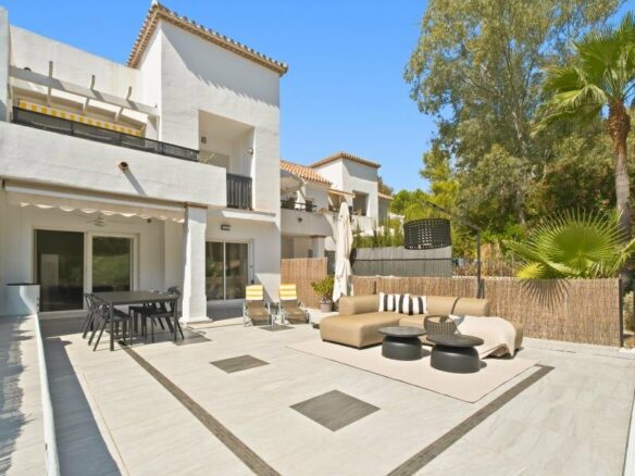 FOR SALE 🏡 South-Facing Ground-Floor Apartment with One of the Largest Terraces in the Complex – Nueva Andalucía, Marbella 🇪🇸