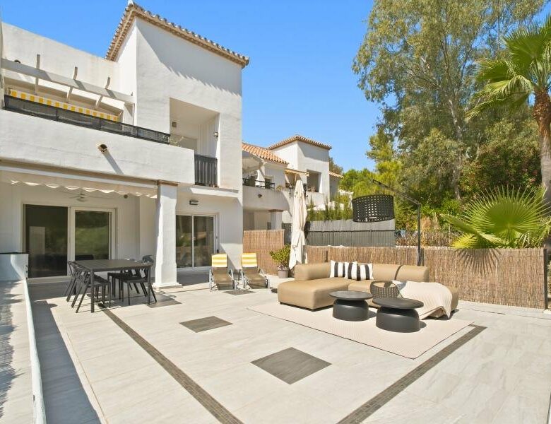FOR SALE 🏡 South-Facing Ground-Floor Apartment with One of the Largest Terraces in the Complex – Nueva Andalucía, Marbella 🇪🇸