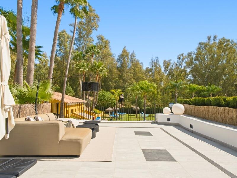 FOR SALE 🏡 South-Facing Ground-Floor Apartment with One of the Largest Terraces in the Complex – Nueva Andalucía, Marbella 🇪🇸