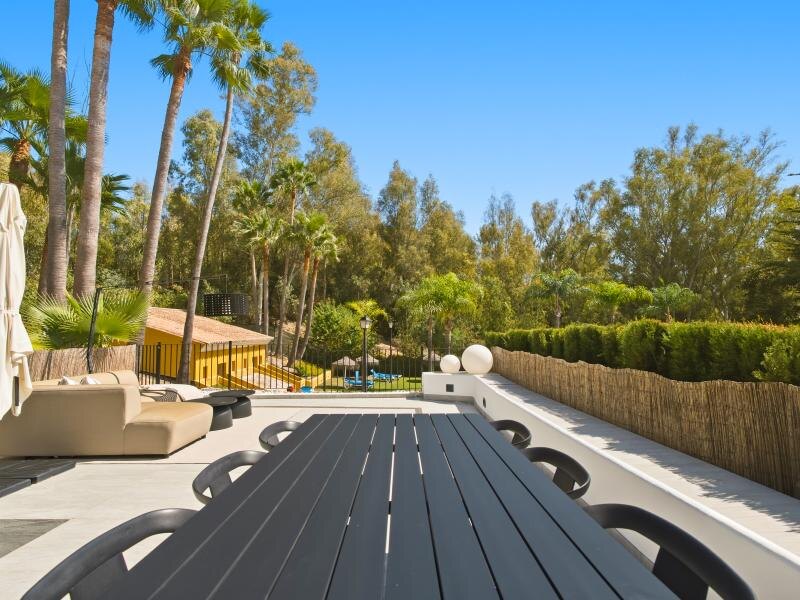 FOR SALE 🏡 South-Facing Ground-Floor Apartment with One of the Largest Terraces in the Complex – Nueva Andalucía, Marbella 🇪🇸