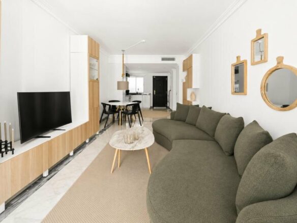 FOR SALE 🏡 South-Facing Ground-Floor Apartment with One of the Largest Terraces in the Complex – Nueva Andalucía, Marbella 🇪🇸