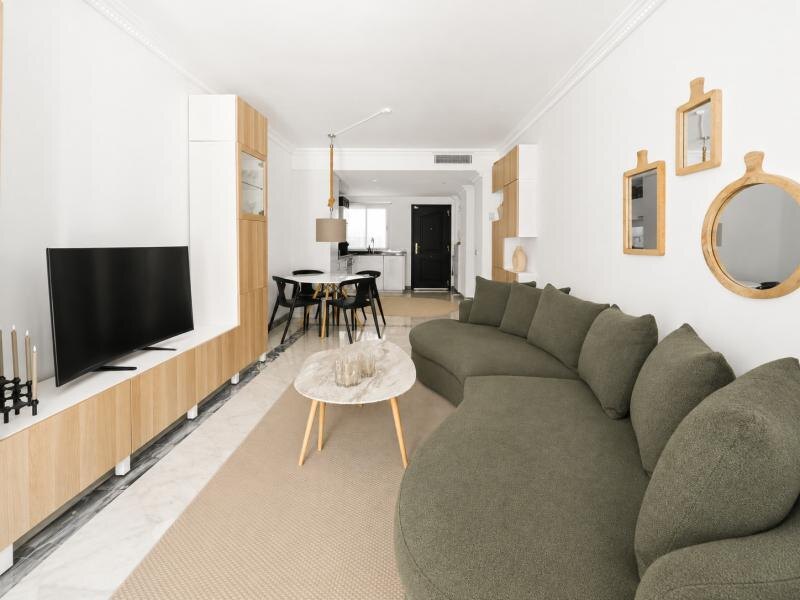 FOR SALE 🏡 South-Facing Ground-Floor Apartment with One of the Largest Terraces in the Complex – Nueva Andalucía, Marbella 🇪🇸