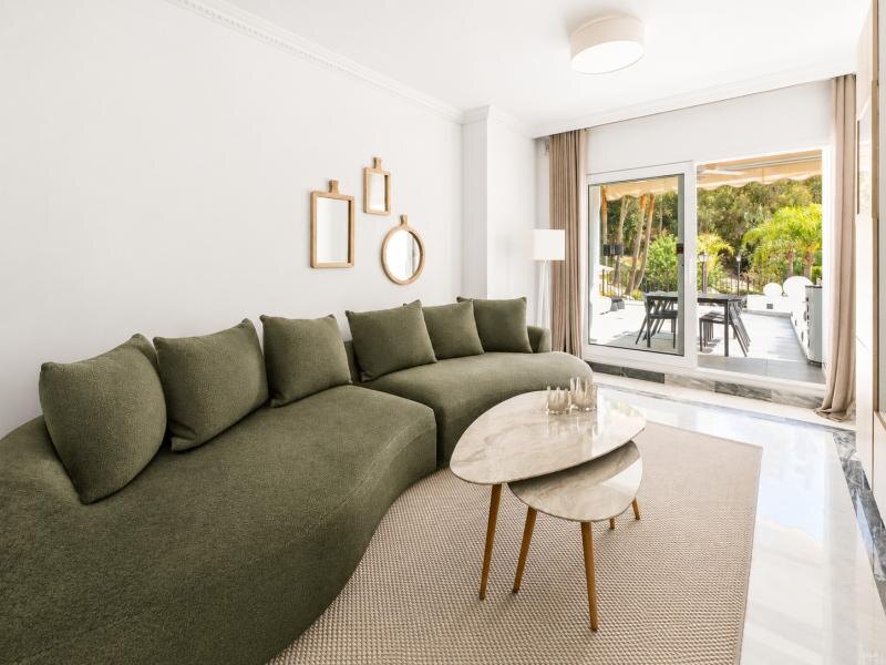 FOR SALE 🏡 South-Facing Ground-Floor Apartment with One of the Largest Terraces in the Complex – Nueva Andalucía, Marbella 🇪🇸